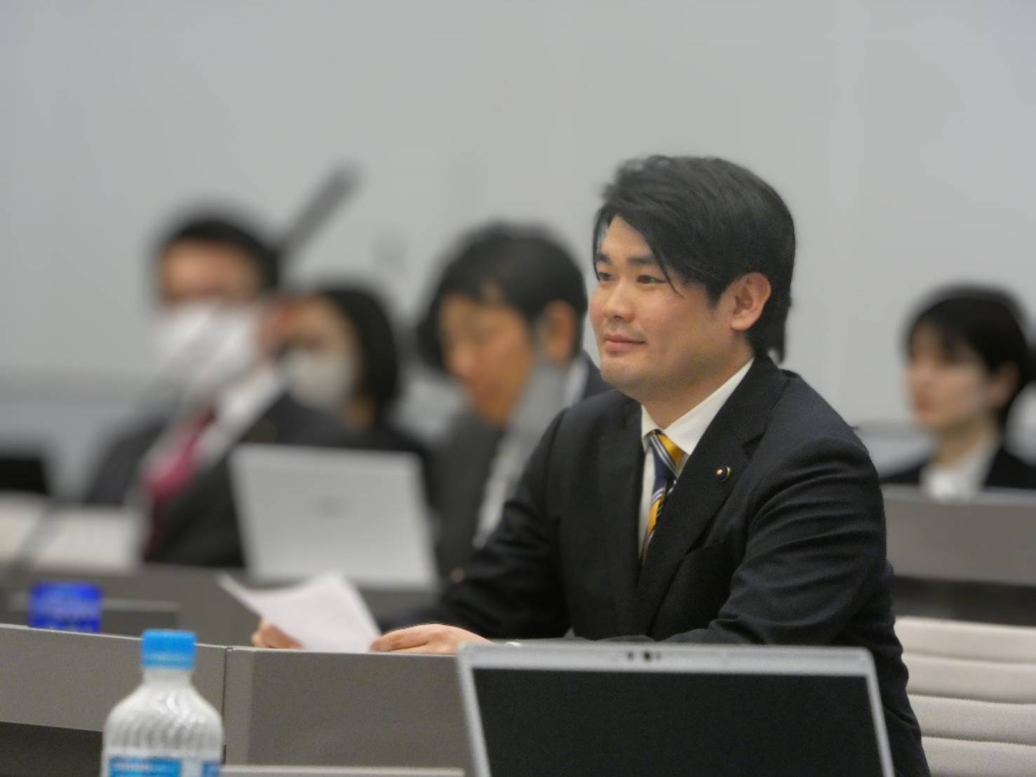令和8年度予算特別委員会での質疑の様子